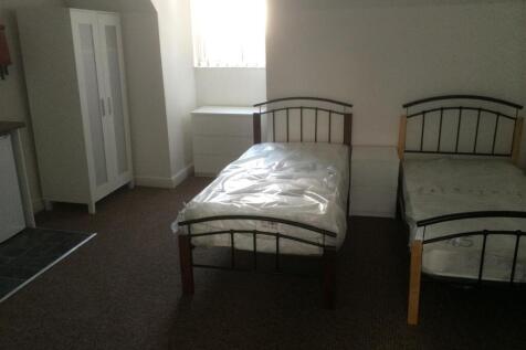 Bedroom F 1 .JPG