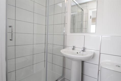 127 Room 1 ensuite.jpg