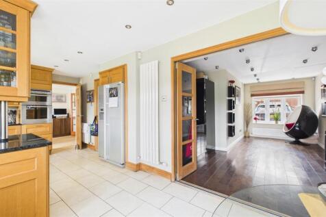 CAM05136G0-PR0088-STILL024.jpg