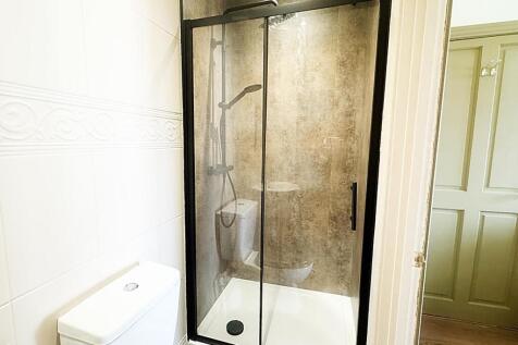 EN-SUITE SHOWER ROOM