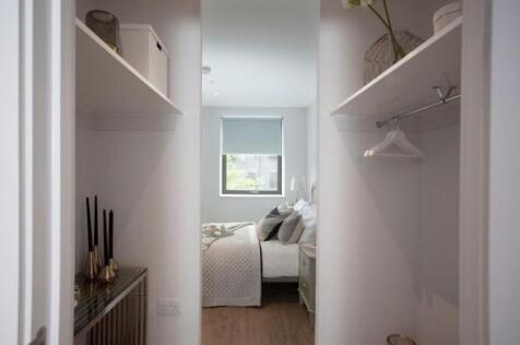 Walk-in wardrobe1