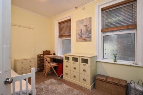 Reception room/bedroom