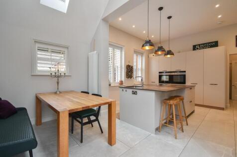 Eat-in kitchen