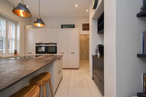 Eat-in kitchen