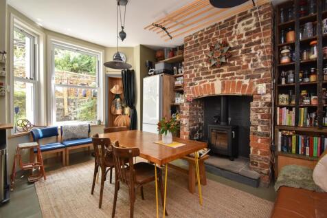 Kitchen &amp; dining room