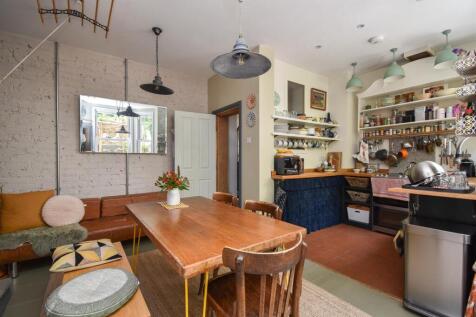 Kitchen &amp; dining room