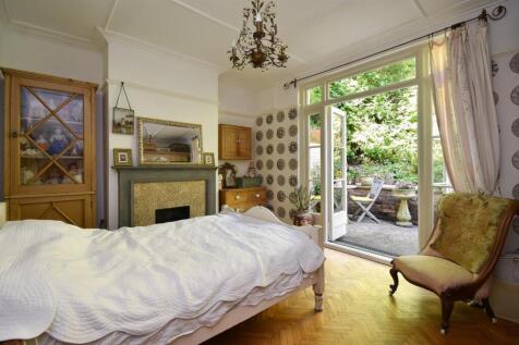Reception room/Bedroom