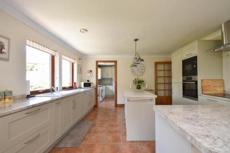 Kitchen &amp; dining room