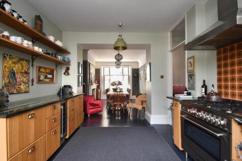 Kitchen &amp; dining room
