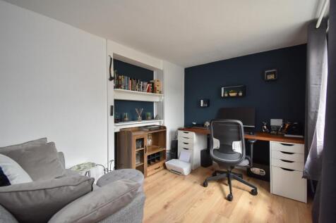 Bedroom/study