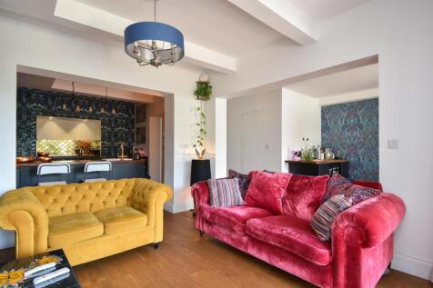 Open plan living &amp; kitchen