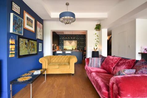 Open plan living &amp; kitchen