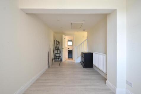 Reception room/bedroom