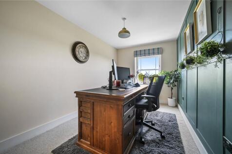 Bedroom / Study