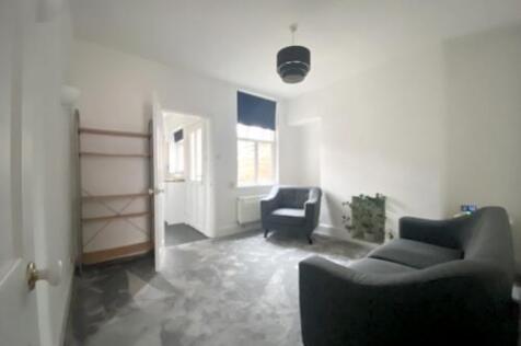 Middle Room 003