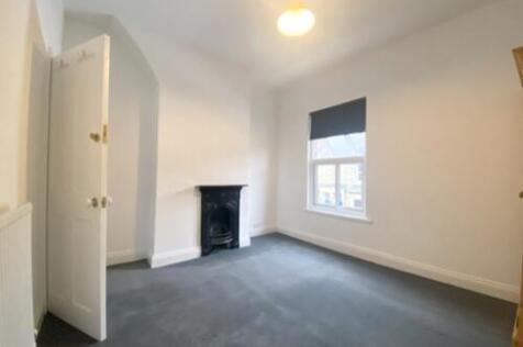 Front Bedroom 001