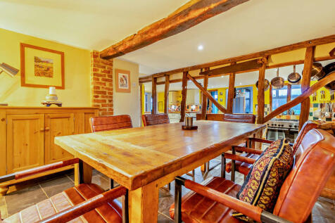 8580310-interior1...