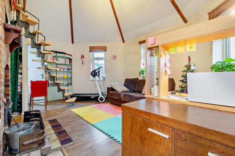8580310-interior2...