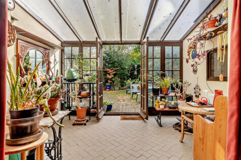 8625073-interior1...