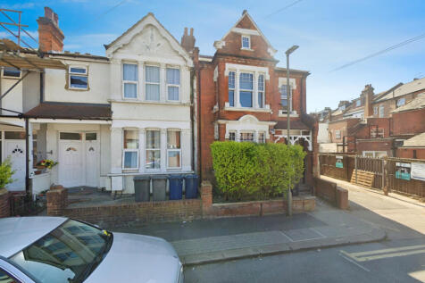 Two Bedroom 1st Floor Maisonette To Rent