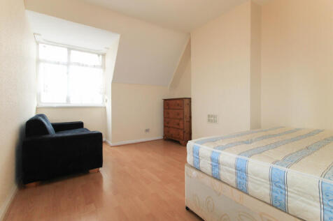 One Bedroom 2nd Floor Flat Above A Shop To Rent