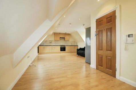 One Double Bedroom 3rd Floor Flat To Rent