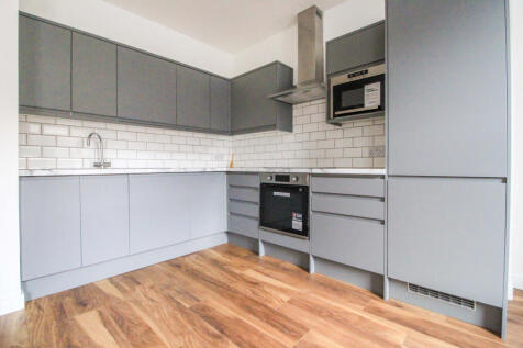 Two Double Bedroom 1st Floor Flat Above A Shop