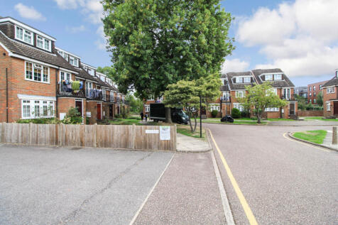 Three Bedroom 1st Floor Split Level Maisonette To