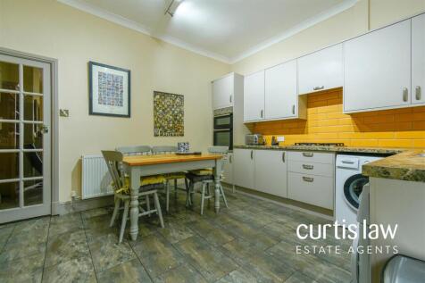 Kitchen/ Dining Area