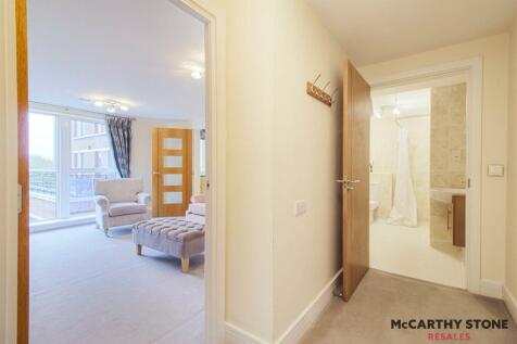 19_hallway_living_room_and_bathroom.jpg