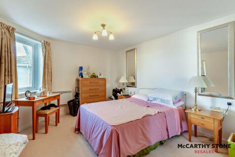 DOUBLE BEDROOM: