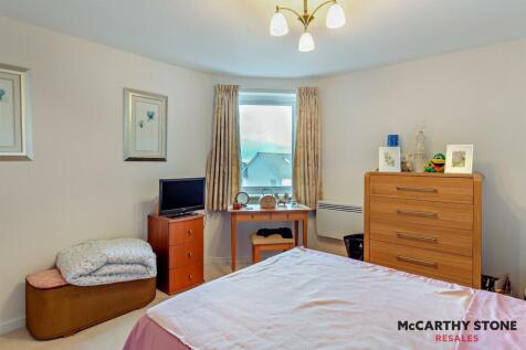 DOUBLE BEDROOM: