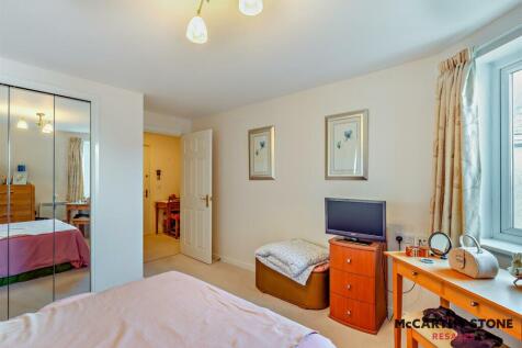 DOUBLE BEDROOM: