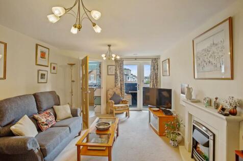 LIVING ROOM:
