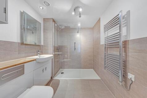 01-2f8cPFMCS - 4 Holly Place-1-medium.jpg