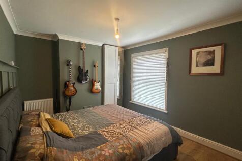 Bed 1.jpg