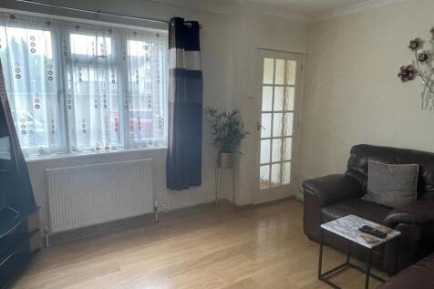 Living Room - 47 Estfield Road Cont.jpg