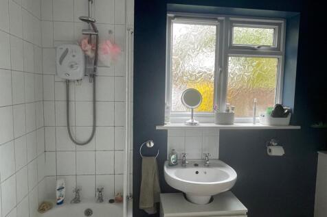 Bathroom - 47 Eastfield Road.jpg