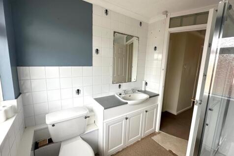 Bathroom 1.jpg