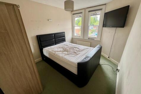 Bed 2.jpg