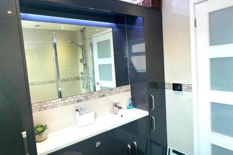 bathroom 2.jpg