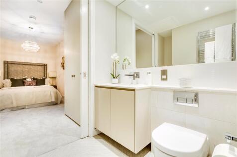Bedroom / Bathroom