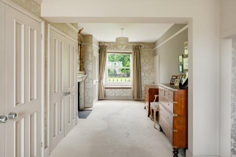 Principal bedroom dressing room