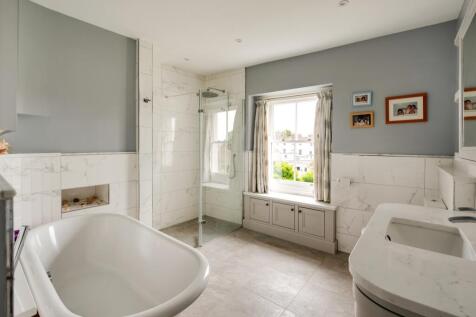 Principal bedroom ensuite