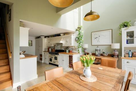 4 Dining to Kitchen