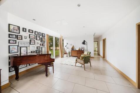 Spacious entrance hall