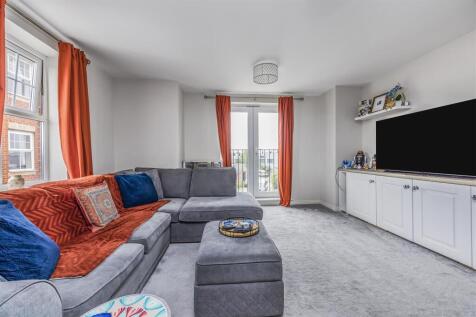 Flat 11, 2 East Shore Way, Baffins-PorticoMarketin