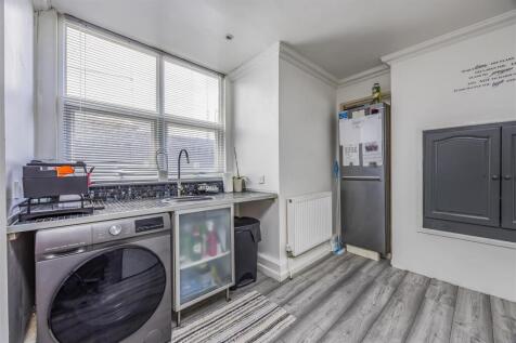 Lower Flat, 54 North End Avenue, Portsmouth-Portic