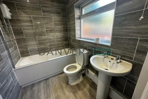 bathroom 1.jpg