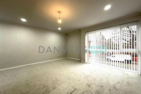 garden living room pic 1.jpg